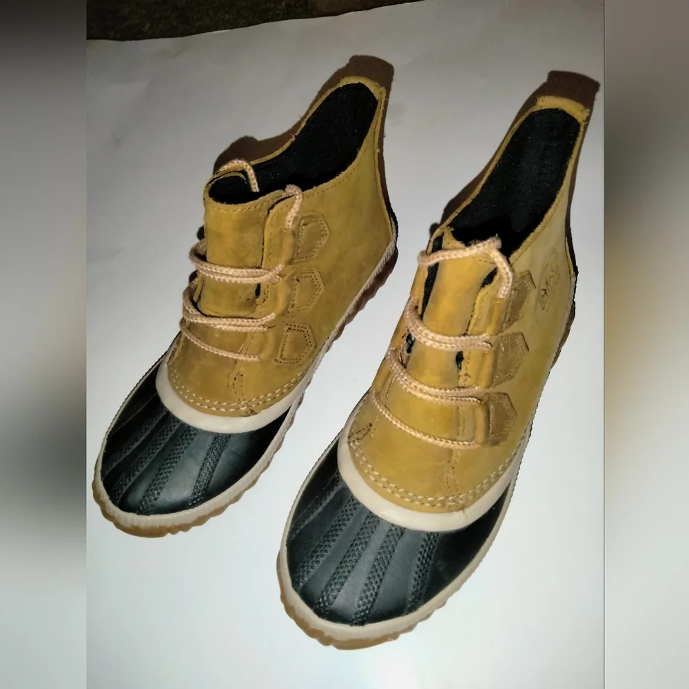 Sorel (Size 6) Colorblock Out N About Leather Weatherproof Plus Elk Hi-Top Boots